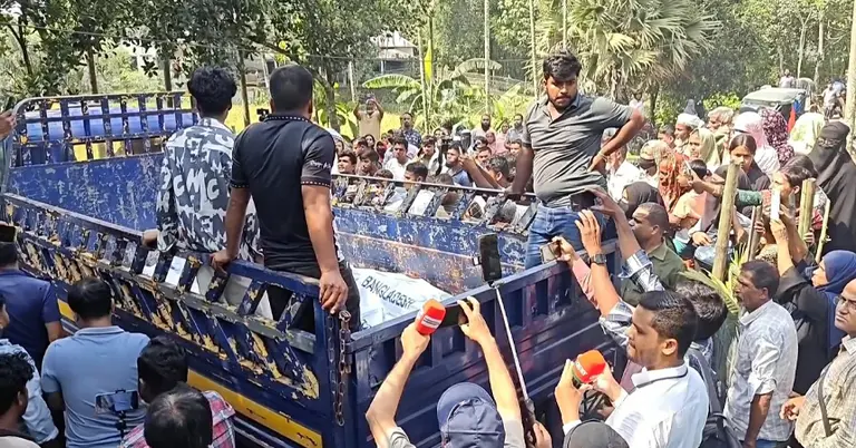 ময়নাতদন্তের জন্য নিয়ে যাওয়া হচ্ছে মরদেহ